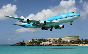 絵画風 壁紙ポスター (はがせるシール式) KLMオランダ航空 KLM asia KL ボーイング 747-400 ジャンボジェット 1989年運用 キャラクロ B747-016W1 (ワイド版 921mm×576mm) <日本製> ウォールステッカー お風呂ポスター