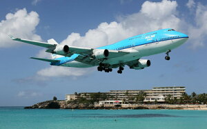 絵画風 壁紙ポスター (はがせるシール式) KLMオランダ航空 KLM asia KL ボーイング 747-400 ジャンボジェット 1989年運用 キャラクロ B747-016W1 (ワイド版 921mm×576mm) ＜日本製＞ ウォールステッカー お風呂ポスター