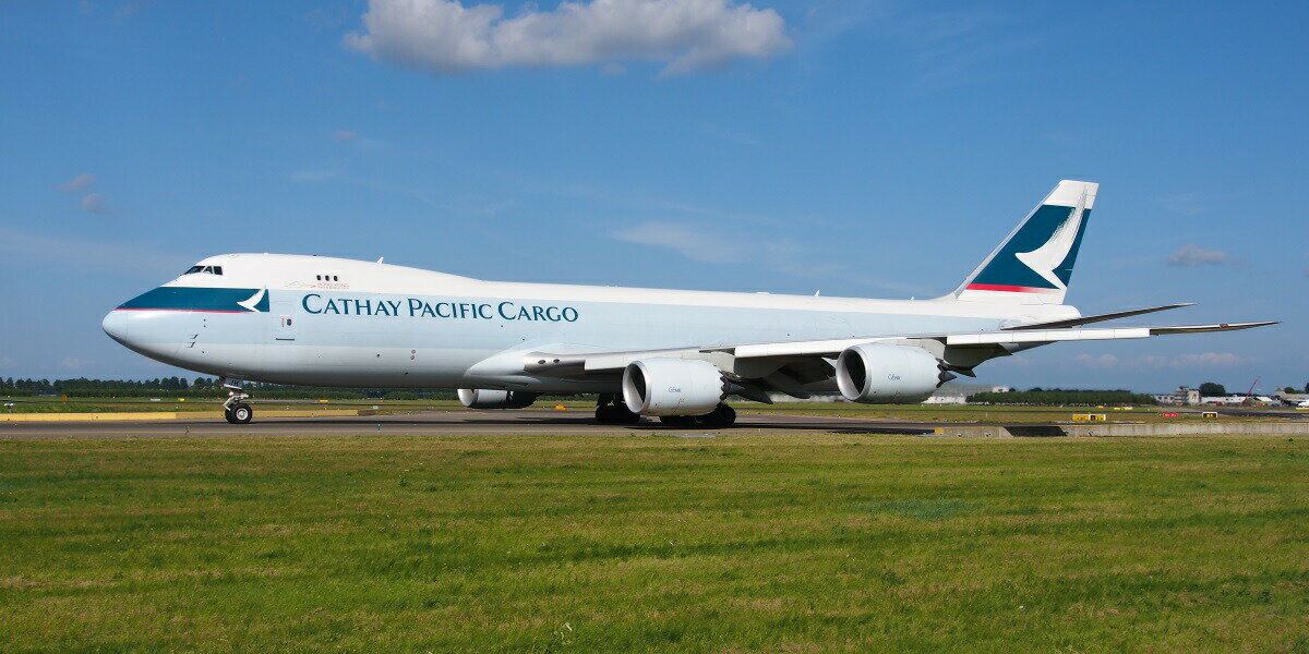 絵画風 壁紙ポスター (はがせるシール式) キャセイパシフィック航空 CX ボーイング 747-8F フレイター ジャンボジェット 2011年運用 パノラマ キャラクロ B747-027S1 (1152mm×576mm) <日本製> ウォールステッカー お風呂ポスター