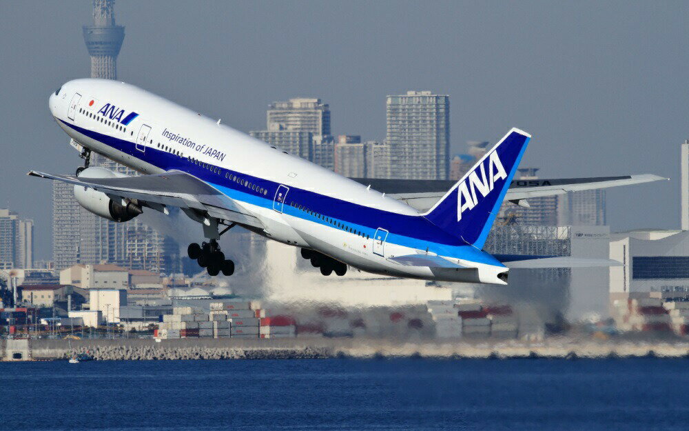 絵画風 壁紙ポスター (はがせるシール式) ANA ボーイング 777-300 (773A) 2005年運用 全日空 キャラクロ B777-006W1 (ワイド版 921mm×576mm) ＜日本製＞ ウォールステッカー お風呂ポスター