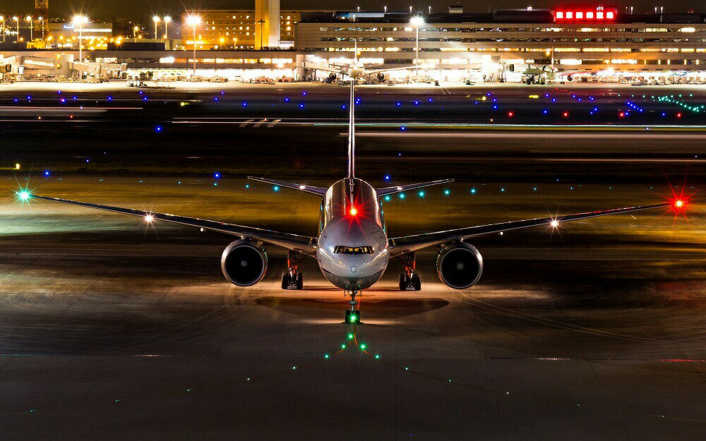 絵画風 壁紙ポスター (はがせるシール式) ANA ボーイング 777-300ER (773B) in 羽田空港 2015年運用 全日空 キャラクロ B777-009W1 (ワイド版 921mm×576mm) ＜日本製＞ ウォールステッカー お風呂ポスター