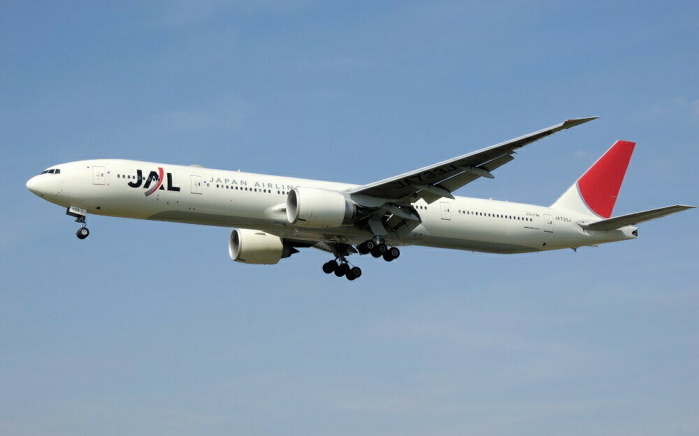 絵画風 壁紙ポスター (はがせるシール式) JAL ボーイング 777-300ER (773B) 2015年運用 日本航空 キャラクロ B777-011W1 (ワイド版 921mm×576mm) ＜日本製＞ ウォールステッカー お風呂ポスター