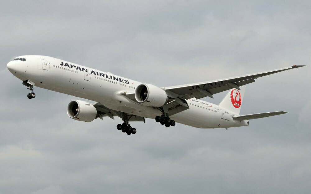 絵画風 壁紙ポスター (はがせるシール式) JAL スカイスイート 777 ボーイング 777-300ER改修機 2013年運用 日本航空 キャラクロ B777-012W1 (ワイド版 921mm×576mm) ＜日本製＞ ウォールステッカー お風呂ポスター