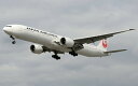 絵画風 壁紙ポスター (はがせるシール式) JAL スカイスイート 777 ボーイング 777-300ER改修機 2013年運用 日本航空 キャラクロ B777-012W1 (ワイド版 921mm×576mm) ＜日本製＞ ウォールステッカー お風呂ポスター