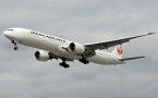 絵画風 壁紙ポスター (はがせるシール式) JAL スカイスイート 777 ボーイング 777-300ER改修機 2013年運用 日本航空 キャラクロ B777-012W2 (ワイド版 603mm×376mm) ＜日本製＞ ウォールステッカー お風呂ポスター