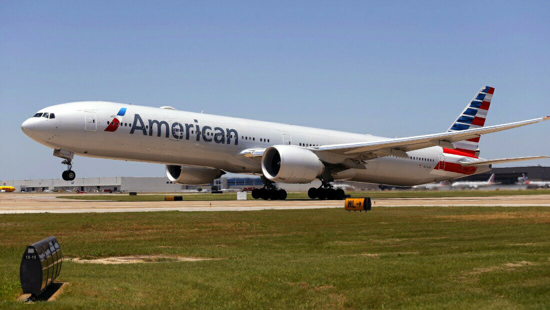 絵画風 壁紙ポスター (はがせるシール式) アメリカン航空 AA ボーイング 777-300ER (773B) キャラクロ B777-015S1 (1019mm×576mm) ＜日本製＞ ウォールステッカー お風呂ポスター