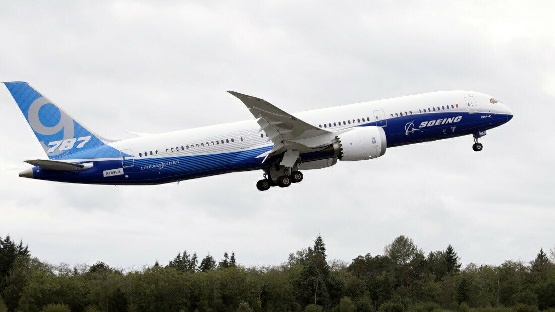 絵画風 壁紙ポスター (はがせるシール式) ボーイング 787-9 ドリームライナー 次世代中型ジェット旅客機 2014年就航 キャラクロ B787-008S1 (1023mm×576mm) ＜日本製＞ ウォールステッカー お風呂ポスター