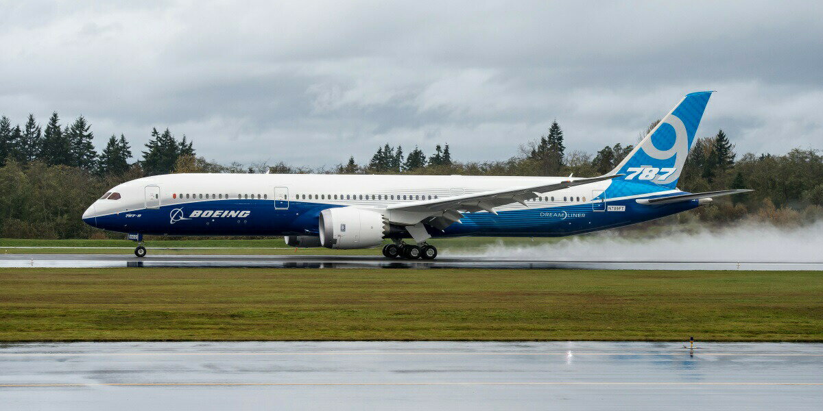 絵画風 壁紙ポスター (はがせるシール式) ボーイング 787-9 ドリームライナー 次世代中型ジェット旅客機 2014年就航 パノラマ キャラクロ B787-009S1 (1152mm×576mm) ＜日本製＞ ウォールステッカー お風呂ポスター