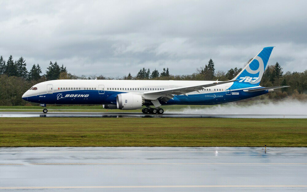 絵画風 壁紙ポスター (はがせるシール式) ボーイング 787-9 ドリームライナー 次世代中型ジェット旅客機 2014年就航 キャラクロ B787-009W1 (ワイド版 921mm×576mm) ＜日本製＞ ウォールステッカー お風呂ポスター