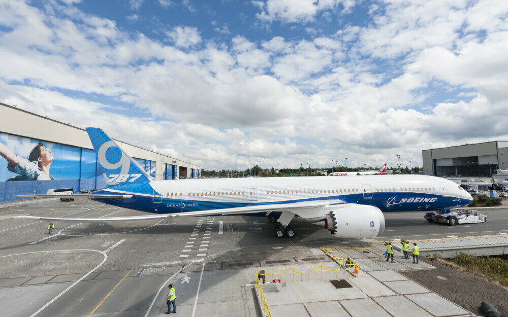 絵画風 壁紙ポスター (はがせるシール式) ボーイング 787-9 ドリームライナー 次世代中型ジェット旅客機 2014年就航 キャラクロ B787-011W1 (ワイド版 921mm×576mm) ＜日本製＞ ウォールステッカー お風呂ポスター