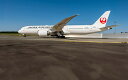 絵画風 壁紙ポスター (はがせるシール式) JAL ボーイング 787-9 ドリームライナー JA861J 2015年運航開始 次世代中型ジェット旅客機 キャラクロ B787-030W1 (ワイド版 921mm×576mm) ＜日本製＞ ウォールステッカー お風呂ポスター