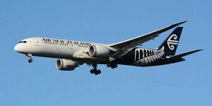 絵画風 壁紙ポスター (はがせるシール式) ニュージーランド航空 NZ ボーイング 787-9 ドリームライナー 次世代中型ジェット旅客機 パノラマ キャラクロ B787-035S1 (1152mm×576mm) <日本製> ウォールステッカー お風呂ポスター