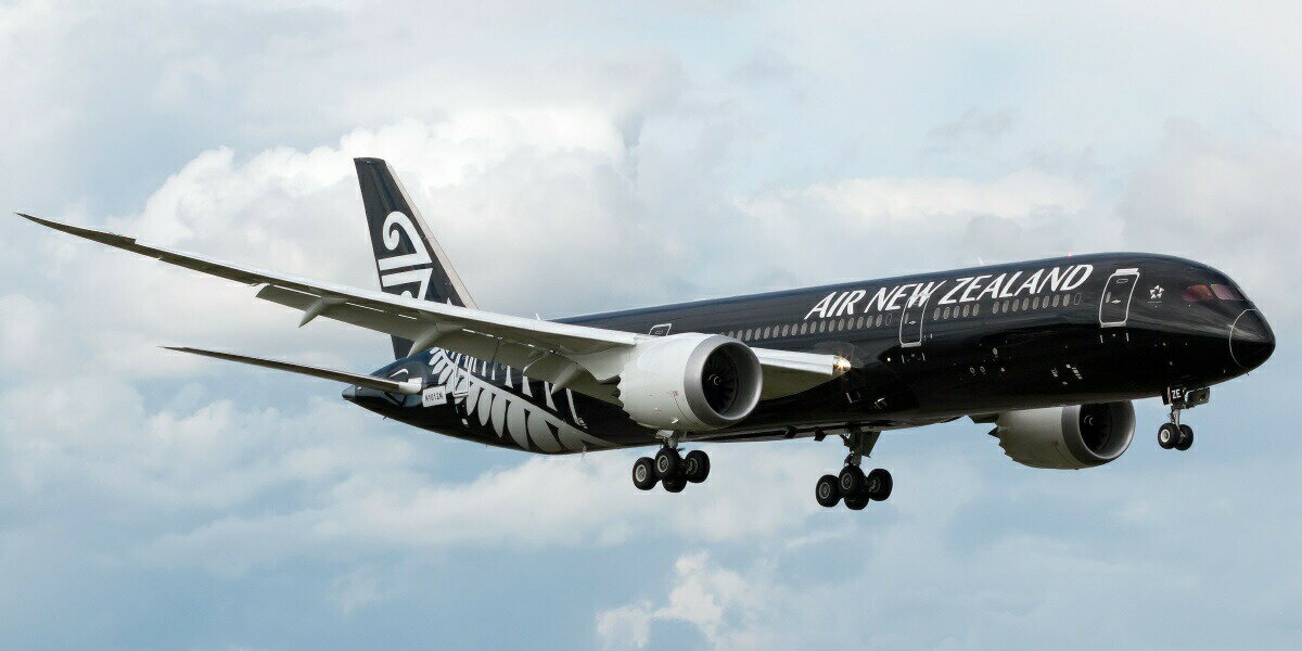 絵画風 壁紙ポスター (はがせるシール式) ニュージーランド航空 NZ ボーイング 787-9 ドリームライナー 次世代中型ジェット旅客機 パノラマ キャラクロ B787-036S1 (1152mm×576mm) ＜日本製＞ ウォールステッカー お風呂ポスター