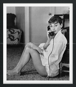 絵画風 壁紙ポスター (はがせるシール式) 自宅でのオードリー・ヘップバーン 1953年 モノクロ ローマの休日【額縁印刷/トリックアート】キャラクロ AHB-013SGF2 (521mm×594mm) <日本製> ウォールステッカー お風呂ポスター