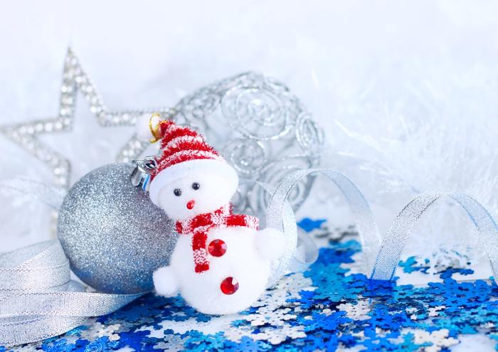 乐天商城 - 絵画風 壁紙ポスター (はがせるシール式) クリスマス 雪だるま 飾り デコレーション ボール X'mas キャラクロ XMS-036A1 (A1版 830mm×585mm) ＜日本製＞ ウォールステッカー お風呂ポスター