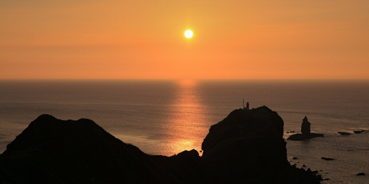 絵画風 壁紙ポスター (はがせるシール式) -地球の撮り方- 夕日の十字架、神威岬の夕日 北海道積丹半島 ニセコ積丹小樽海岸国定公園 パノラマ キャラクロ C-ZJP-055S1 (1152mm×576mm) ＜日本製＞ ウォールステッカー お風呂ポスター