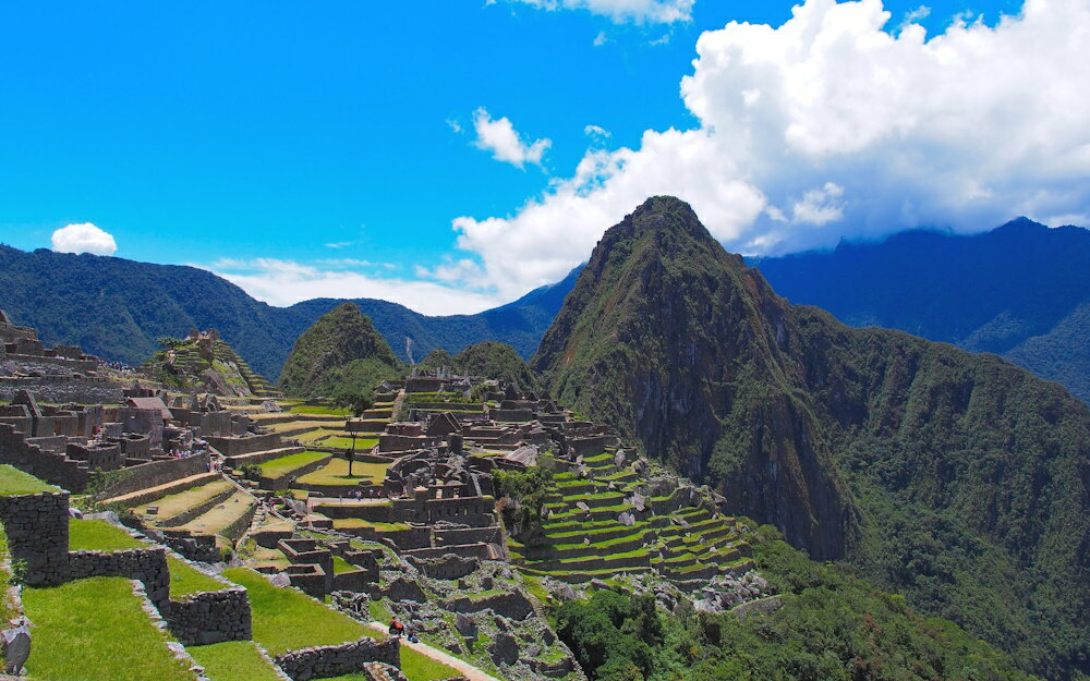 絵画風 壁紙ポスター (はがせるシール式) -地球の撮り方- マチュ・ピチュで撮りたい絶景写真 15世紀のインカ帝国の遺跡 世界遺産 アンデス山脈 ペルー 世界の絶景 キャラクロ C-ZWD-059W1 (ワイド版 921mm×576mm) ＜日本製＞ ウォールステッカー お風呂ポスター