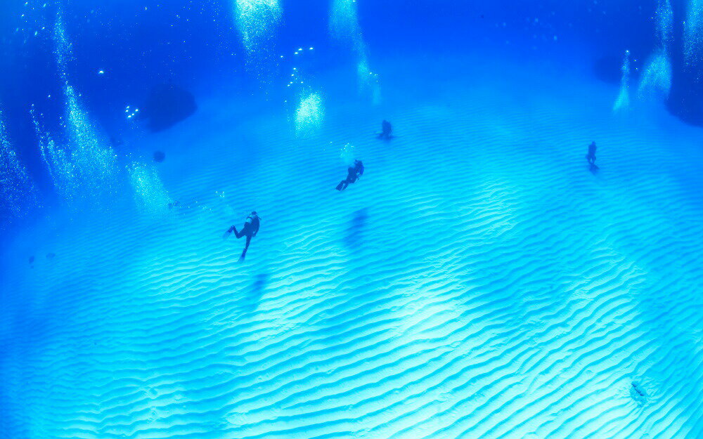 絵画風 壁紙ポスター (はがせるシール式) -まだ見たことのない世界- 無限に続くホワイト&ブルーな世界..