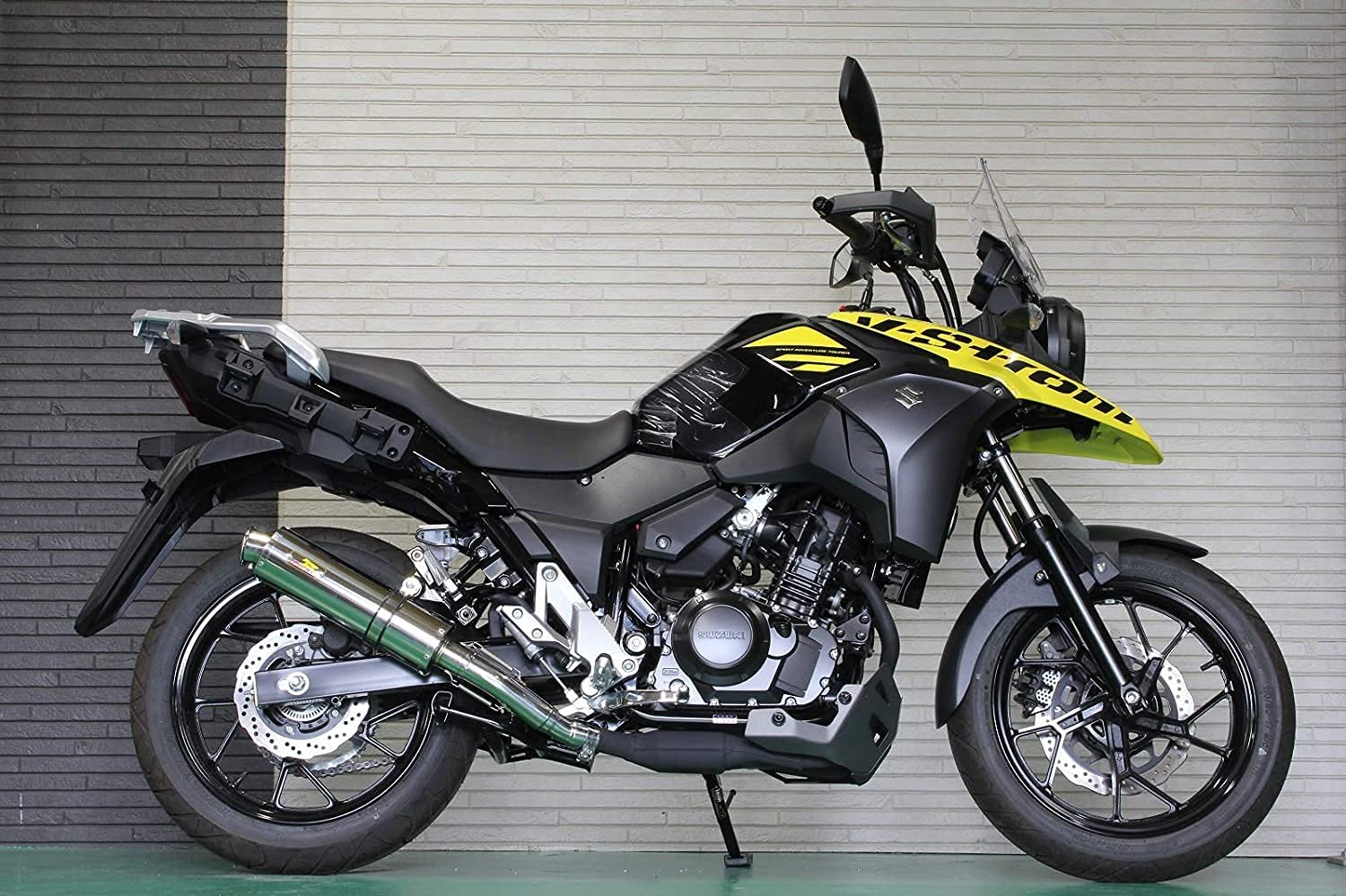 Realize (リアライズ) スズキ V-Strom250 Vストローム250/ABS (2BK-DS11A) バイクマフラー Aria アリア ステンレス カールタイプ (TypeC) 【適合車種】 SUZUKI スズキ Vストローム250 / ABS (2BK-DS11A) ※Vストローム650XT ABS(2BL-C733A)には適合致しません。 【適合年式】 ・2017年～2020年 【サイレンサー詳細】 ・全長：440mm ・筒長さ：340mm ・サイレンサー出口径：60.5φ カールエンド ・サイレンサー差込口：内径50.8φ ・バッフル：外径57.5φ ・サイレンサー径：100φ ・材質：ステンレス製 【付属品】 ・サイレンサー 1個 ・エキパイ 1個 ・スープラバンド(クランプ) 1個 ・サイレンサーバンド 1個 ・バッフル(標準装備) 1個 ・センタースタンドストッパー 1個 ・M8×40ボルト 1個 ・M8ナット 1個 ・ガスケット ・スプリング L　2個 【注意事項】 ・純正マフラーにセンタースタンドストッパーがついている仕様になっておりますので、マフラーを交換する際に付属品のセンタースタンドストッパを両面テープでスイングアーム部分に装着してください。 ・オイル交換の際もマフラーを外さずに対応できる仕様となっております。 ・弊社の商品は全て保安基準に適した仕様にはなっておりますが、政府認証試験は受けておりません。 ・マフラー音に関しまして、純正のもよりは音量は少し大きくなるようには作られております。また取り付ける車両の状態や運転の仕方によっても音質などは変化致します。 ・マフラーは使用条件により差異はありますが、長期間使用いたしますと、サイレンサーの内部の消音材（グラスウール）が劣化し、音量が大きくなる場合がありますので、その際は消音材を交換して下さい。消音材が交換出来ないタイプのサイレンサーは新品のサイレンサーと交換して下さい。 ※土、日、祝日は対応や発送は致しかねます。 ※年末年始・GW・お盆休みも対応や発送は致しかねます。