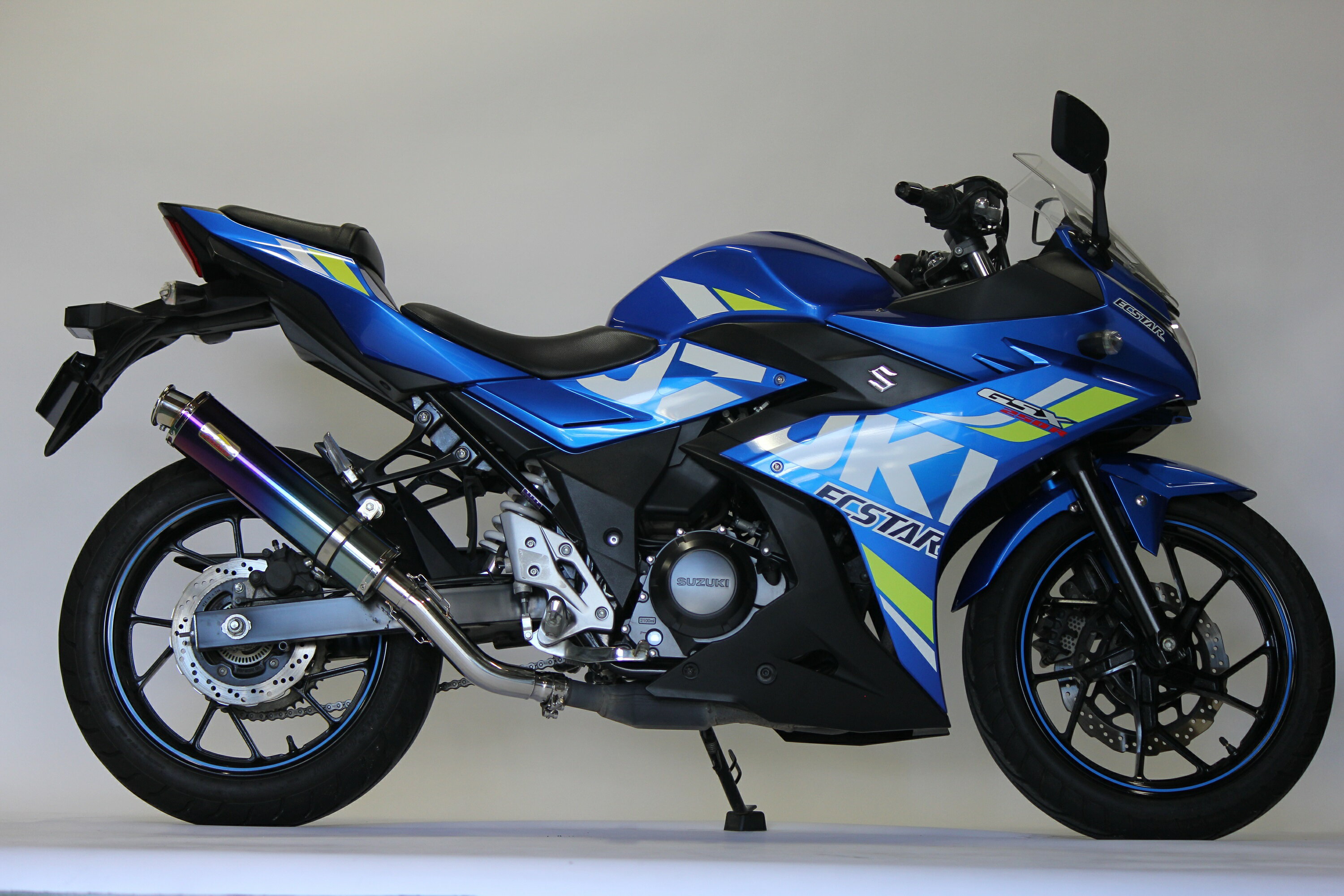 【商品名】 Realize (リアライズ) スズキ GSX250R (2BK-DN11A/8BK-DN12B) 2017年～2021年モデル対応 バイクマフラー Aria アリア チタン カールタイプ (TypeC) スリップオン マフラー カスタム ジスペケ 【商品説明】 スリップオンマフラー「アリア」は、エキパイにSUS304を使用し、ポリッシュ仕上げにて高級感を施し、サイレンサーにはチタンとステンレスの2種類に、エンド違いの4種類をラインナップいたしました。 サイレンサー内部はSUSウールとグラスウールの二層巻きとし、グラスウール飛散による、音量の経年変化を極力抑えた仕様となっております。 ノーセッティングにてベストパフォーマンスを発揮する様、製作しました。 音量調節バッフル・標準装備。取り付けに必要なステー・ボルト類も付属致しております。 【対応車種(型式)】 ・スズキ GSX250R (2BK-DN11A/8BK-DN12B) 【適合年式】 ・2017年～2021年 【サイレンサー詳細】 ・全長：500mm ・筒長さ：400mm ・サイレンサー出口径：60.5φ カールエンド ・サイレンサー差込口：内径50.8φ ・バッフル：外径57.5φ ・サイレンサー径：100φ ・材質：チタン製 (サイレンサーシェル以外はステンレス製) 　 ※サイレンサーシェル部分のみチタン製で、他部分はステンレス製です。 【付属品】 ・サイレンサー ×1 ・エキパイ ×1 ・サイレンサーバンド(100Φ) × 1個 ・クランプバンド(52-55) × 1個 ・ガスケット(GSX250R用) × 1個 ・M8ナット × 1個 ・M8×80フランジボルト × 1個 ・M8ワッシャー × 1個 ・M8×35カラー × 1個 ・スプリング63mm × 2個 【注意事項】 ・弊社の商品は全て保安基準に適した仕様にはなっておりますが、政府認証試験は受けておりません。 ・マフラー音に関しまして、純正のものよりも音量が少し大きくなるように作られております。また取り付ける車両の状態や運転の仕方によっても音質などは変化致します。 ・マフラーは使用条件により差異はありますが、長期間使用いたしますと、サイレンサーの内部の消音材（グラスウール）が劣化し、音量が大きくなる場合がありますので、その際は消音材を交換して下さい。消音材が交換出来ないタイプのサイレンサーは新品のサイレンサーと交換して下さい。 ・消音材が交換出来ないタイプのサイレンサーは新品のサイレンサーと交換して下さい。 ※土、日、祝日は対応や発送は致しかねます。 ※年末年始・GW・お盆休みも対応や発送は致しかねます。