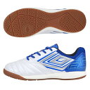 メーカー：UMBRO 商品名：アクセレイター TR JR WIDE IN 品番：UU4VJB02WB カラー：Sホワイト/ブルー/Rブルー アッパー:合成皮革 アウトソール:ゴム底 対応グラウンド：体育館・屋内・インドアコート メーカー希望小売価格：￥6,600 税込 『ACCERATOR』シリーズのスターター/ステップアッププレーヤー向けインドアシューズ。 日本国内企画で足幅の広いプレーヤーも安心のワイドラスト。 ノンマーキング仕様のインドアコート専用アウトソールを採用。アッパー材全体に耐久性のある合成皮革を採用。 クッション性と反発性を考慮し、弾力性と柔軟性に優れた軽量素材を使用したインジェクションEVAをミッドソールに採用。取り外し可能なEVAカップインソール。