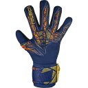 メーカー　REUSCH　ロイシュ アトラクト インフィニティ NC ジュニア 品番：5462725 (4411)プレミアムブルー/ゴールド/ブラック ￥6,500（税込 ￥7,150） ●パーム:ロイシュグリップインフィニティ ●カット:ネガティブカット ●カフ:エラスティックカフ ●機能:成形済み構造、3Dサムクロッチ、エアーベントシステム、デュラガード 人工芝における高い耐久性を装備。バックハンドは2つに分かれたパンチングゾーンにより柔軟性とグリップ力の強化。