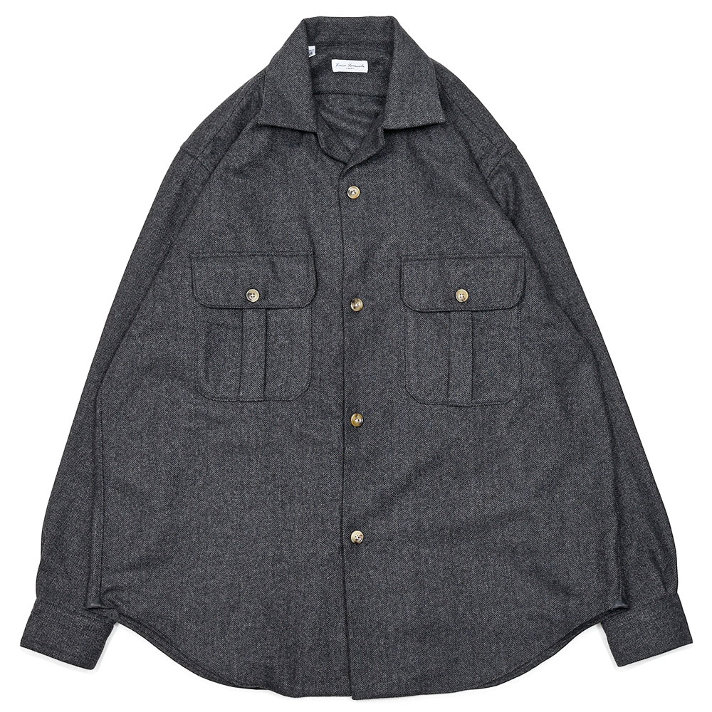 ※モニターにより、色の見え方が実際の商品と異なることがございます。 ※商品は実在店舗での販売もしておりますのでタイムラグにより在庫数のずれが 生じる場合がございます。在庫ありの表示でも品切れの場合がございますので、 あらかじめご了承頂きますようお願いいたします。 ■返品交換について ■店頭受取にについて 新商品一覧アイテムについて グレーとブラックで構成されたヘリンボーンは、モダンなニュアンスを感じるファブリックです。 美しいな光沢感を持つ柔らかで滑らかな、薄手のフランネルを使用したシャツジャケット。上質な生地を使用しているため、ワークなデザインのシャツジャケットであっても上品に見え、デニムやチノパンのみならずウールスラックスなどとの相性も抜群。また、同色系統のカラーを使用したヘリンボーンがモダンな佇まいを生んでいます。端境期にはアウターとして、本格的な冬にはシャツインナーとしても活躍する一品です。 こちらは、シャツジャケットモデルの“GERARDO”。フロントの大きな胸ポケットはフラップになっておりCPOジャケットのような雰囲気が漂います。しかし、襟はオープンカラーにすることで抜け感が生まれ、サラッと羽織りやすい仕立に。フィットはややゆとりを持たせているため、太めのパンツとの相性が良く時代に合わせたサイズ感となっています。 【商品特徴】 ・リラックス感のあるシルエット ・オープンカラーのシャツジャケット ・薄手のフランネル生地 ・艶感を持つ柔らかで滑らかな質感 ・高級感のある貝ボタン ・ストレッチ性なし ・イタリア製 ・ドライクリーニング このアイテムの着用感 [コーディネイトアイテム] シャツジャケット:Errico Formicola ニット:Yonetomi パンツ:garoh シューズ:F.LLI Giacometti この商品着用サイズ　41(L) 【ひとこと】 サイズ41(L)でインナーにハイゲージニットを着て、肩は少しドロップしていて胴回りにもゆとりのあるサイズ感です。1サイズ下げても少しゆとりを持って着れますが、リラックス感を出してもキレイに見せられるサイズ41(L)が好みです！ モデルデータ 身長182cm　体重76kg 基本的サイズ　ジャケット50・シャツL(39〜40)・パンツ50(33インチ) 最新のringスタイルをみる [スタッフ着用感] スタッフO 身長・体重 172cm/60kg 基本サイズ ジャケット44・シャツS(37)・パンツ44(30インチ) この商品着用サイズ 39(M) ひとこと サイズ39(M)でちょうど良いサイズ感です。全体的なシルエットは程良くゆとりがあり、ゆったりした雰囲気です。ハイゲージニットの上に着用して、肩まわりや身幅などゆとりのあるややルーズなフィット感です。 スタッフA 身長・体重 174cm/72kg 基本サイズ ジャケット50・シャツL(39〜40)・パンツ48〜50(32〜33インチ) この商品着用サイズ 41(L) ひとこと サイズ41(L)がジャストサイズです。身頃にゆとりがあってゆったりしたフィッティングです。チャコールのカラーがマッチしたモダンなシャツジャケットです！ サイズ 着丈 肩幅 袖丈 胸囲 ウエスト 37(S) 78 43.5 59 117 119 39(M) 79 45.5 60 122 124 41(L) 80 47.5 61.5 127 129 ※単位はcmです。詳しいサイズはコチラ 商品番号 31052004025 モデル GERARDO / 1.35206 販売価格 &yen;65,000 ＋ tax シーズン 秋 / 冬 素材 ウール100％ 生産国 イタリア 付属品 なし 【修理希望のお客様へ】 修理希望のお客様はコチラのページより、 希望の修理方法を一緒にカートに入れてご注文ください。 ※修理が必要な場合のみご注文ください。ご注文が無ければ未修理にて発送致します。 ブランド Errico Formicola/エリコ フォルミコラ "KITON"や"LUIGE BORRELLI"などで経験を積んだ Errico Formicola 氏が、自身の名を冠にして2008年に立ち上げたナポリのブランド。シャツやネクタイを中心に、緻密な生産過程による最高品質のコレクションを展開。伝統的なナポリのモノづくりを継承し、マシンメイドでありながらも伝統的なナポリのハンドメイド技術を駆使し丁寧に作られています。 このブランドの商品をもっとみる