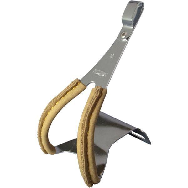 CP皮巻き仕上げのスタイリッシュなデザインでシューズへのキズも防止するトゥクリップ！■商品紹介 ・オーソドックスなスチール製トゥクリップ ・CP皮巻き仕上げのスタイリッシュなデザインでシューズへのキズも防止 ■商品情報 ・付属品 取り付けネジセット、六角レンチ ・素材：スチール（鋼鉄） ・加工：クロムメッキ（CP） ・サイズ：L：トゥ突き出し62mm x 幅51mm x 高さ37mm メーカー側の仕様変更等により掲載内容と一部異なる場合がございます。 ご注文の際はメーカーホームページ等をご確認頂けます様お願い申し上げます。 ※弊社から発送させて頂く商品は現行商品となります。 お使いのパソコンやスマートフォンなどの様々なモニターの種類等により画像のお色が実物と若干異なって見える場合がございます。 あらかじめご理解頂けますよう、お願い致します。