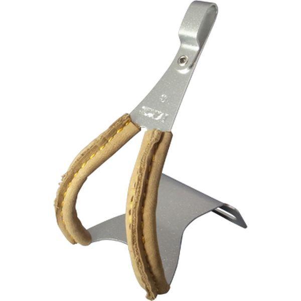 皮巻き仕上げのスタイリッシュなデザインでシューズへのキズも防止するトゥクリップ！■商品紹介 ・靴を選ばず、ペダリングの向上を図れるのがトゥクリップの特徴。 ・こちらはクリップに皮を巻き、靴へのダメージを低減させる仕様です。 ・競技向けというより、ツーリングや普段使い用に最適です。 ■商品情報 ・素材：アルミ・皮 ・サイズ：L ※ご購入前にシューズのサイズ、トゥークリップのサイズをご確認ください メーカー側の仕様変更等により掲載内容と一部異なる場合がございます。 ご注文の際はメーカーホームページ等をご確認頂けます様お願い申し上げます。 ※弊社から発送させて頂く商品は現行商品となります。 お使いのパソコンやスマートフォンなどの様々なモニターの種類等により画像のお色が実物と若干異なって見える場合がございます。 あらかじめご理解頂けますよう、お願い致します。