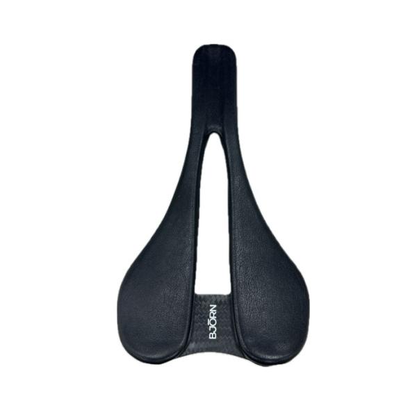 Divanのパッドはカンガルー革を使用したサドル。■商品情報 ・Divanのパッドはカンガルー革を使用。 ・素材(ベース)：カーボン ・(カバー)：カンガルー革パッド ・レール：カーボン 7x9mm ・サイズ : 250x143mm ・重量：138g(幅143mm) ※サドルを締めるときは、シートポストメーカーが指定したトルク値に従ってください。 ※最大許容総重量：〜120kg ※商品画像はイメージです。 メーカー側の仕様変更等により掲載内容と一部異なる場合がございます。 ご注文の際はメーカーホームページ等をご確認頂けます様お願い申し上げます。 ※弊社から発送させて頂く商品は現行商品となります。 お使いのパソコンやスマートフォンなどの様々なモニターの種類等により画像のお色が実物と若干異なって見える場合がございます。 あらかじめご理解頂けますよう、お願い致します。