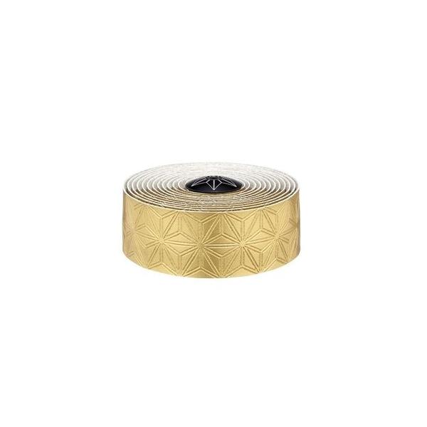 キラキラと光沢のあるバーテープSUPER STICKY KUSHをベースに、独自の光沢のある素材を上層に用いている。 シリコンジェルで衝撃を吸収します。 ●カラー：ゴールド ●材質：PU ●寸法：長さ 2160mm×幅 30mm×厚さ 2.5mm ●付属品：アルミ製バーエンドプラグ×2、フィニッシングテープ×4 メーカー側の仕様変更等により掲載内容と一部異なる場合がございます。 ご注文の際はメーカーホームページ等をご確認頂けます様お願い申し上げます。 ※弊社から発送させて頂く商品は現行商品となります。 お使いのパソコンやスマートフォンなどの様々なモニターの種類等により画像のお色が実物と若干異なって見える場合がございます。 あらかじめご理解頂けますよう、お願い致します。