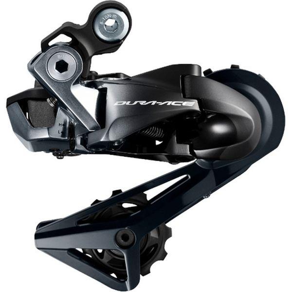 ROADコンポの最高峰「DURA-ACE」グレードのDi2 電動リアディレーラー。■商品紹介 ・ROADコンポの最高峰「DURA-ACE」グレードのDi2 電動リアディレーラー。 ・ストレスを感じさせないエルゴノミックなシフティング。 ・シマノ・シンクロナイズドシフト。 ・ロープロファイルデザイン。 ・コンパクトで滑らかなデザイン。 ・ロード11速対応。 ・プーリーケージ / 取付：SS / 直付 ・リア対応スピード / 対応チェーン / トータルキャパ：11スピード / HG-X11 / 35T ・対応トップギア(最小 / 最大)：11/14T ・対応ローギア(最小 / 最大)：25/30T ・最大フロント歯数差：16T ※対応CS ロー側最大25-30T・トップ14Tギアに対応しています。 メーカー側の仕様変更等により掲載内容と一部異なる場合がございます。 ご注文の際はメーカーホームページ等をご確認頂けます様お願い申し上げます。 ※弊社から発送させて頂く商品は現行商品となります。 お使いのパソコンやスマートフォンなどの様々なモニターの種類等により画像のお色が実物と若干異なって見える場合がございます。 あらかじめご理解頂けますよう、お願い致します。