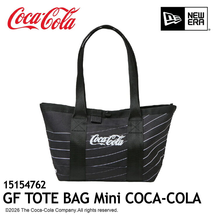 【NEW ERA (ニューエラ) × Coca-Cola (コカ・コーラ)】 GOLF TOTE BAG MINI Coca-Cola 品番:15154762 【NEW ERA × Coca-Cola】ゴルフからデイリーユースまで大活躍！機能美とアイコニックなデザインが融合した限定ミニトート「GF TOTE BAG Mini」 140年にわたり世界中の人々に愛されている飲料＜コカ・コーラ＞とのコラボレーションコレクションです。 シックなブラックボディに繊細なライングラフィックとCoca-Colaの刺繍ロゴを落とし込んだ、洗練された大人のスポーツカジュアルデザイン。ゴルフのラウンド用カートバッグとしてはもちろん、ジムでのトレーニング、お散歩やちょっとしたお出かけのサブバッグまで、毎日連れ回りたくなる抜群の使い勝手を誇る限定ミニトートです。 ・インナーポケットを配備し、小物の収納と管理にも配慮 ・外側のループ部分には、別売りの「Cap Clip」の装着が可能 ゴルフ場でも街でもスマートに魅せる「3つの高機能スペック」 1. ゴルフのラウンドやちょっとしたお出かけに絶妙な「コンパクト大容量サイズ」 500mlのペットボトルやゴルフボール、手袋、長財布、スマートフォン、タオルなどがすっきりと収まる絶妙なサイズ感。小物をサッと取り出せる外側のフロントポケットに加え、上部には開口部をスマートに閉じられるスナップボタンを装備。中身が見えたり飛び出したりするのを防ぐ親切設計です。 2. ニューエラならではのタフで機能的な「高耐久ポリエステル生地」 バッグ本体には、擦れや汚れに強く軽量なポリエステル素材を採用。ゴルフコースやアウトドアフィールドでのラフな使用にも耐えうる堅牢な仕上がりです。底面がしっかり自立するため、カートの上や芝生、テーブルの上に置いた際も倒れにくく安定感抜群です。 3. スタイリッシュに引き締める「ロゴ刺繍＆限定ウェーブグラフィック」 ブラックを基調としたボディに、流れるようなホワイトのウェーブラインと、フロント中央のCoca-Colaロゴ刺繍が美しく映えるプレミアムなデザイン。右下にはニューエラの象徴であるフラッグロゴ刺繍もあしらわれており、キャディバッグやスポーツウェアとの相性も抜群です。 ++++++++++ 【素材】ポリエステル 【スペック】 容量：約6L 高さ：約200mm 幅：約240mm 奥行：約120mm *商品画像内、製品以外の小物は付属しません。 *掲載の価格・デザイン・仕様について、予告なく変更することがあります。あらかじめご了承ください。 *複数店舗で在庫を共有しているため、タイミングによっては完売となっている場合もございます。ご了承ください。 *ブラウザやお使いのモニター環境により、掲載画像と実際の商品の色味が若干異なる場合があります。 メーカー希望小売価格はメーカー商品タグに基づいて掲載しています