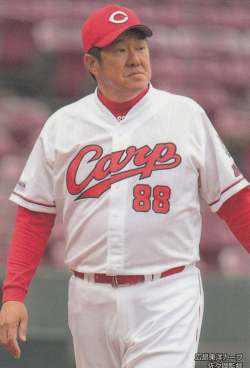 プロ野球チップス2020 第2弾 C-06 広島：佐々岡監督 (チェックリスト) (チェックリスト)の商品画像