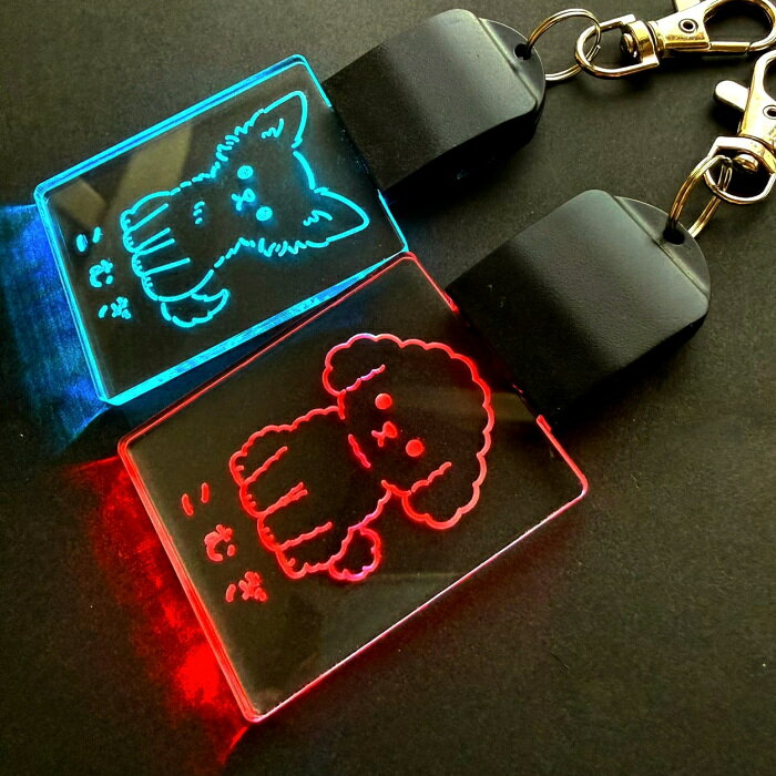 ～光るお散歩キーホルダー～ ■Reareaオリジナル■ 1点1点心を込めて制作をしております □夜のお散歩に光るキーホルダー □モード切替で七色に光り目立つ □お好きな絵柄を選べる □名入れで特別感有り □存在感のある大き目サイズ □充電式なので、頻繁に電池交換の必要無し ★この作品は沖縄県への配送は行いません★ ◆詳細情報◆ 電圧：3v パワー:USB充電 バッテリー容量:55mah 充電時間:約1時間 使用時間:最大約4時間 　※時間はご使用方法・環境により変わります。 使用方法：スイッチキーを5秒間長押しをして電源をオン/オフし、スイッチキーを短く押して色を変更し、モードを切り替えます。 ◆サイズ◆ 商品写真14枚目をご参照下さい ◆納期について◆ ご注文手続き完了・デザイン確定後発送までに 7営業日程お日にちを頂戴致します。 ※土日祝日はお休みの為、平日のみで7日です。 ※年末年始（12/30～1月3日）はお休みを頂きます。 ◆注意事項・特記事項・免責事項◆ ※防水ではございませんので、濡らさないで下さい。 ※繊細な作品になりますので、お取り扱いには十分ご注意下さい。 ※摩擦・汗等により、他の物に色が移る場合がございます。 ※小さなお子様の手の届かない場所で使用・保管をして下さい。 ※おもちゃではございません。ペットに遊ばせないでください。 ※直射日光・高温・多湿・乾燥を避けて使用・保管をして下さい。 ※破損した場合には、速やかに使用を中止して下さい。 ※商品改良の為、写真と多少異なる場合がございます。 ※ハンドメイドの為、小傷がある場合がございます。 ※撮影用小物は商品に含まれません。