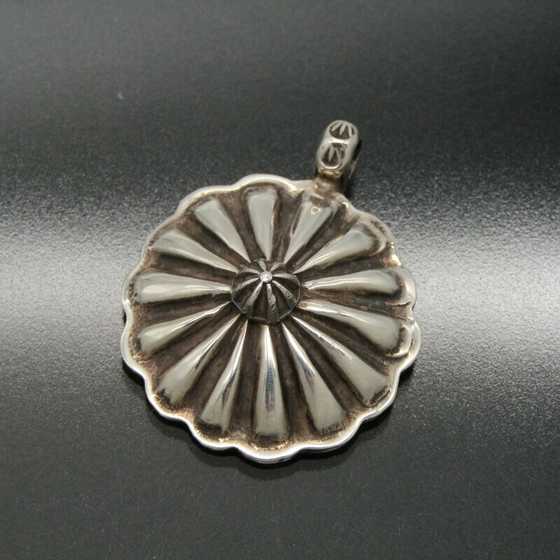 【中古】Darrell Cadman ナバホ族 ペンダント コンチョ ダレルキャドマン スタンプワーク トップ メンズ レディース インディアンジュエリー シル...