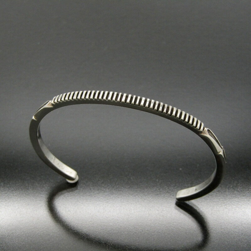 【中古】美品 Jennifer Curtis ナバホ族 バングル スタンプワーク ジェニファーカーティス ブレスレット メンズ レディース インディアンジュエリ...