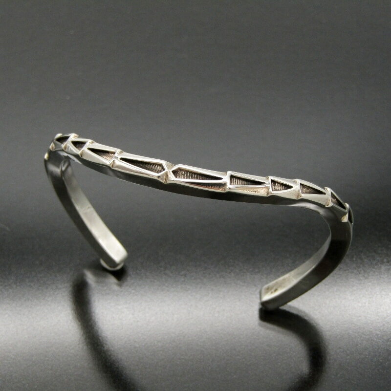 【中古】美品 Jennifer Curtis ナバホ族 バングル スタンプワーク ウェーブ ジェニファーカーティス ブレスレット メンズ レディース インディア...