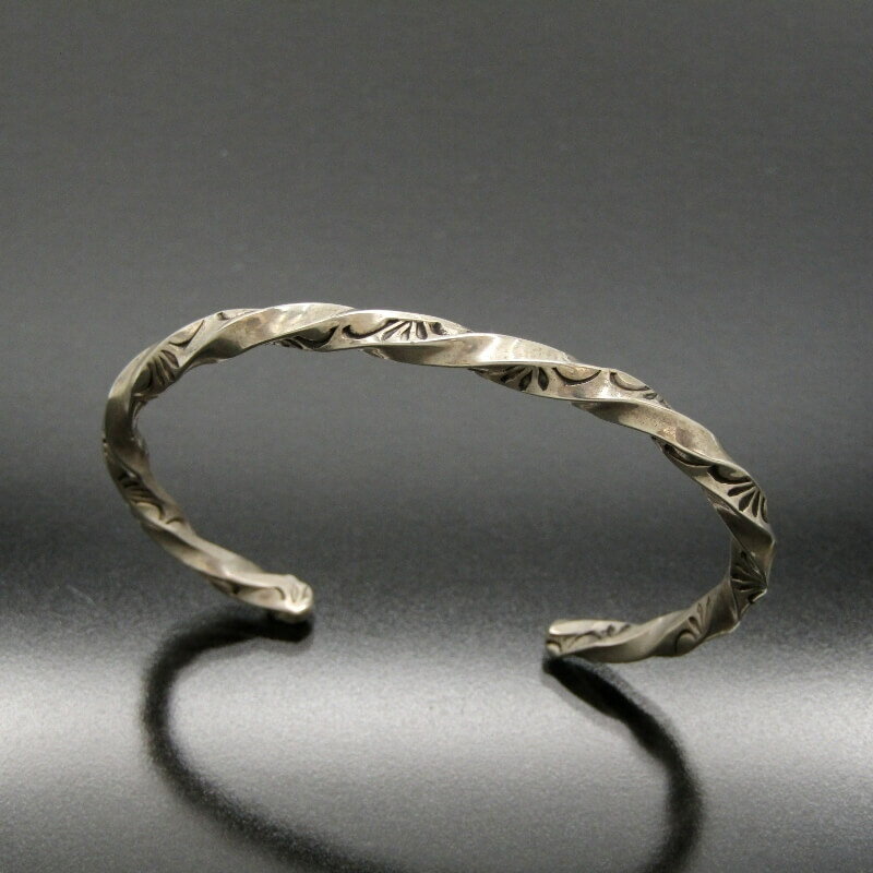 【中古】Navajo ナバホ族 バングル ツイスト スタンプワーク ブレスレット メンズ レディース インディアンジュエリー シルバー 28010963