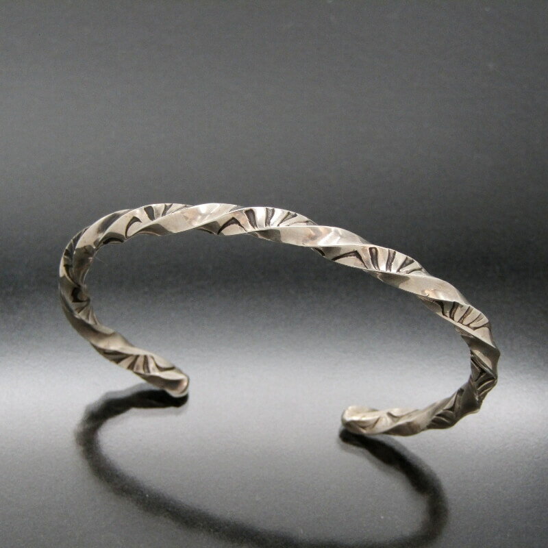 【中古】美品 Arnold Goodluck ナバホ族 バングル ツイスト スタンプ アーノルドグッドラック ブレスレ..