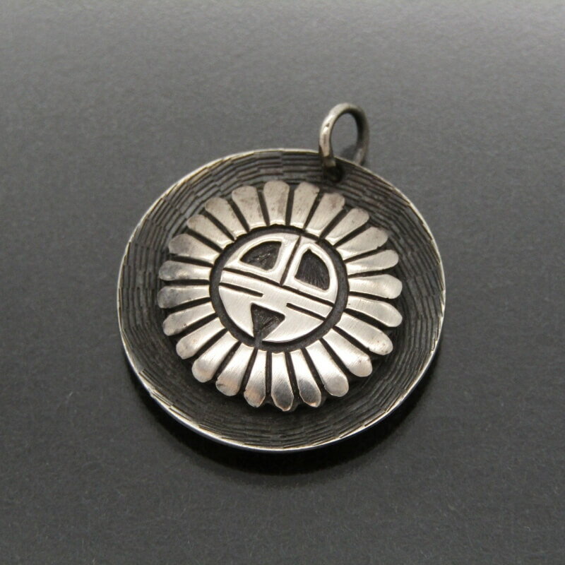 【中古】美品 Lucian Koinva ホピ族 ペンダント サンフェイス ルシオンコインバ オーバーレイ ネックレストップ インディアンジュエリー シルバー 28011312