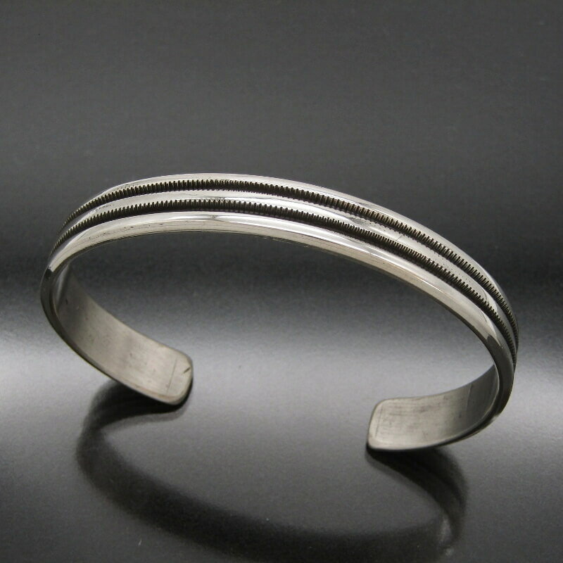 【中古】Navajo ナバホ族 バングル ラインワーク ブレスレット メンズ レディース インディアンジュエリー シルバー 28011314