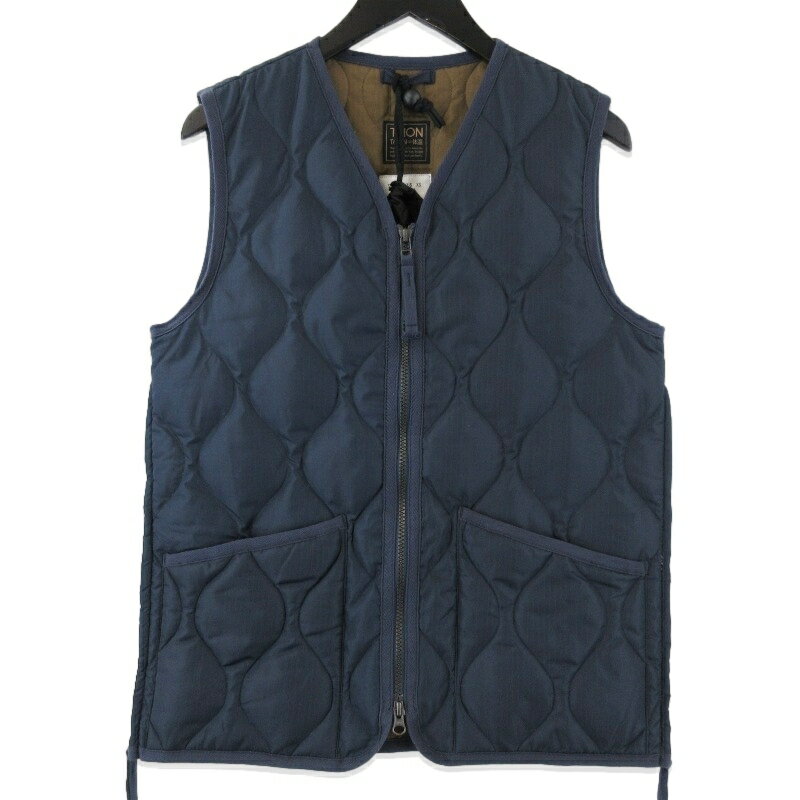 商品詳細 ブランド名 TAION 色/素材 ダークネイビー/ポリエステル 生産国 中国製 SIZE 表記SIZE：S着丈：約63.5cm身幅：約49cm肩幅：約39cm 平置き採寸での計測となるため、公式サイトの計測と多少のズレが生じることもございますのでご了承ください。 計測には細心の注意を払っておりますが多少の誤差はご了承下さい。 状態 B 中古：使用感が見られる商品です。首元、脇、裾に擦れや毛羽立有。 付属品 タグ、スタッフサック 参考価格 ￥8910 商品番号 71014713 注意事項 ・掲載している商品画像は、すべて実際に当店で撮影した現品画像です。 ・お問い合わせ欄からのお値引きや値下げ交渉は承っておりません。 ・モニター等の環境違いにより、実物と多少色味が異なることがございますのでご了承くださいませ。 ・当店ではすべての商品を同一基準で検品しております。同一モデル・サイズ・カラーであっても、個体差により風合いや状態が異なる場合がございます。 商品在庫について ・他のショッピングモールや店頭販売など、様々な形式で販売しておりますのでお早めにご検討くださいませ。 在庫管理は随時行っておりますが、売れ違いにより品切れになってしまう場合がある事を予めご了承下さいませ。 ・当店はリユースストアでございます為、入荷予定や再入荷につきましては明確な回答が出来かねます。