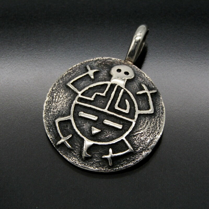 【中古】美品 Steve Wikviya Larance ホピ族 ペンダント タートル トゥファキャスト スティーヴラランス 亀 ネックレストップ インディアンジュエリー シルバー 28012041