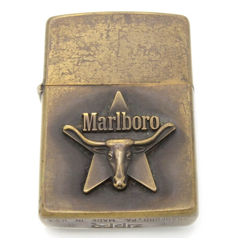 商品詳細 ブランド名 ZIPPO 色/素材 ブラス SIZE 縦：約 56.2mm横：約 38.3mm 状態 C 中古：目立つ傷などがあり使用感の多い商品です。 [全体]変色とスレ、内部薄汚れあり。 付属品 なし 商品説明ZIPPOのMarlboro。愛煙家の方はもちろん、ZIPPOコレクションとしてもオススメです。※内部の消耗品確認や着火確認はしておりません。こちらの商品は航空便/海外発送不可でございます。 商品番号 28013173 注意事項 ・掲載している商品画像は、すべて実際に当店で撮影した現品画像です。 ・お問い合わせ欄からのお値引きや値下げ交渉は承っておりません。 ・モニター等の環境違いにより、実物と多少色味が異なることがございますのでご了承くださいませ。 ・当店ではすべての商品を同一基準で検品しております。同一モデル・サイズ・カラーであっても、個体差により風合いや状態が異なる場合がございます。 商品在庫について ・他のショッピングモールや店頭販売など、様々な形式で販売しておりますのでお早めにご検討くださいませ。 在庫管理は随時行っておりますが、売れ違いにより品切れになってしまう場合がある事を予めご了承下さいませ。 ・当店はリユースストアでございます為、入荷予定や再入荷につきましては明確な回答が出来かねます。
