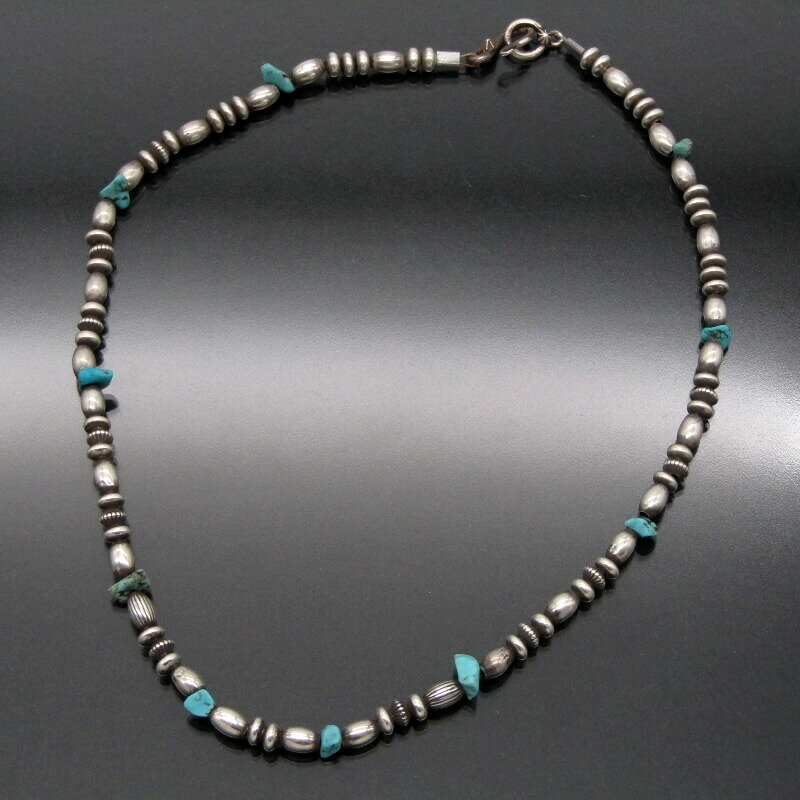 商品詳細 ブランド名 Navajo 色/素材 スターリングシルバー SIZE 全長：約 47cm幅：約 5.5mm重さ：約 22.3g(留め具を含めた全長での計測値です。)※インディアンジュエリーにはハンドメイド特有のゆがみ・ずれや傷等がある為、表記サイズには多少の誤差がございます。 状態 B 中古：傷・スレなどがあり使用感が見られる商品です。 付属品 なし 商品説明Navajoのネックレス。上質なシルバーを堪能できる作品です。 商品番号 28013226 注意事項 ・掲載している商品画像は、すべて実際に当店で撮影した現品画像です。 ・お問い合わせ欄からのお値引きや値下げ交渉は承っておりません。 ・モニター等の環境違いにより、実物と多少色味が異なることがございますのでご了承くださいませ。 ・当店ではすべての商品を同一基準で検品しております。同一モデル・サイズ・カラーであっても、個体差により風合いや状態が異なる場合がございます。 商品在庫について ・他のショッピングモールや店頭販売など、様々な形式で販売しておりますのでお早めにご検討くださいませ。 在庫管理は随時行っておりますが、売れ違いにより品切れになってしまう場合がある事を予めご了承下さいませ。 ・当店はリユースストアでございます為、入荷予定や再入荷につきましては明確な回答が出来かねます。