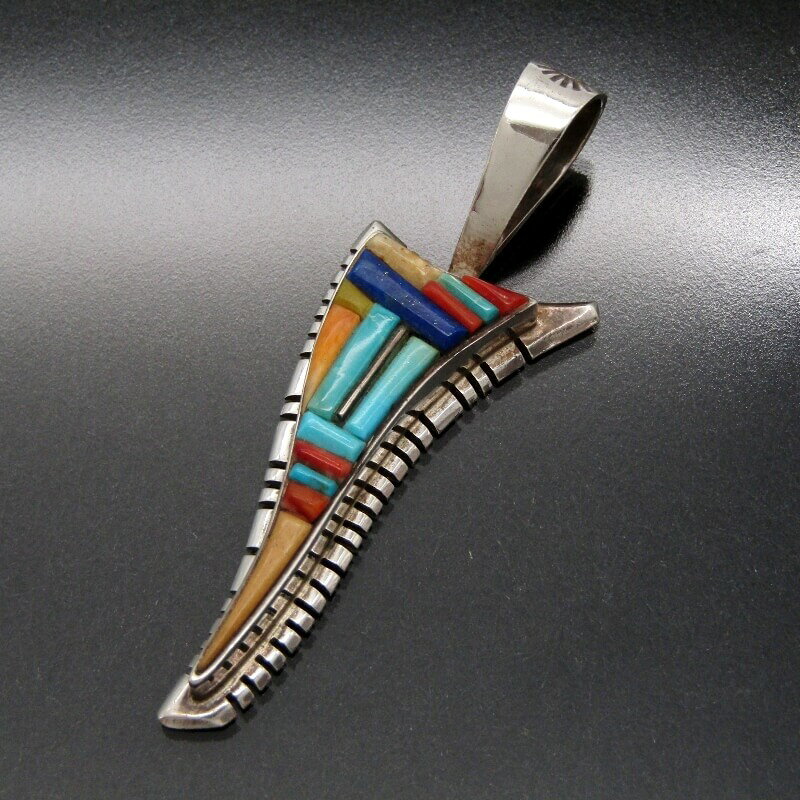 商品詳細 ブランド名 David Tune 色/素材 スターリングシルバー SIZE 縦：約 58.4mm横：約 19.5mm重さ：約 9.2g(記載数値はマルカン部分を含めた全長での計測値です。) 状態 B 中古：傷・スレなどがあり使用感が見られる商品です。 付属品 なし 商品説明David Tuneのペンダント。上質なシルバーを堪能できる作品です。 商品番号 28013261 注意事項 ・掲載している商品画像は、すべて実際に当店で撮影した現品画像です。 ・お問い合わせ欄からのお値引きや値下げ交渉は承っておりません。 ・モニター等の環境違いにより、実物と多少色味が異なることがございますのでご了承くださいませ。 ・当店ではすべての商品を同一基準で検品しております。同一モデル・サイズ・カラーであっても、個体差により風合いや状態が異なる場合がございます。 商品在庫について ・他のショッピングモールや店頭販売など、様々な形式で販売しておりますのでお早めにご検討くださいませ。 在庫管理は随時行っておりますが、売れ違いにより品切れになってしまう場合がある事を予めご了承下さいませ。 ・当店はリユースストアでございます為、入荷予定や再入荷につきましては明確な回答が出来かねます。