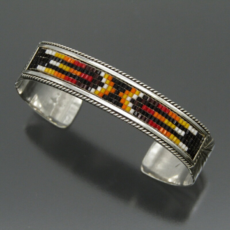 商品詳細 ブランド名 Navajo G 色/素材 スターリングシルバー SIZE 幅：約 12.6mm内周：約 145mm開口：約 25.9mm内周合計：約 170.9mm厚さ：約 0.6mm重さ：約 21g 状態 A 中古美品：使用感が少なく状態の良い商品です。（細かなスレ少） 付属品 なし 商品説明Navajo Gのバングル。シンプルで様々なスタイルに合わせやすいデザインです。 商品番号 47000557 注意事項 ・掲載している商品画像は、すべて実際に当店で撮影した現品画像です。 ・お問い合わせ欄からのお値引きや値下げ交渉は承っておりません。 ・モニター等の環境違いにより、実物と多少色味が異なることがございますのでご了承くださいませ。 ・当店ではすべての商品を同一基準で検品しております。同一モデル・サイズ・カラーであっても、個体差により風合いや状態が異なる場合がございます。 商品在庫について ・他のショッピングモールや店頭販売など、様々な形式で販売しておりますのでお早めにご検討くださいませ。 在庫管理は随時行っておりますが、売れ違いにより品切れになってしまう場合がある事を予めご了承下さいませ。 ・当店はリユースストアでございます為、入荷予定や再入荷につきましては明確な回答が出来かねます。