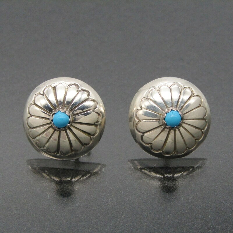 商品詳細 ブランド名 Navajo 色/素材 スターリングシルバー SIZE 縦：約 15mm横：約 15mm重さ：約 3.05g重さは2個で計測しています。 ※インディアンジュエリーにはハンドメイド特有のゆがみ・ずれや傷等がある為、表記サイズには多少の誤差がございます。 状態 A 中古美品：使用感が少なく状態の良い商品です。（細かなスレ少）刻印なしの作品です。ポストに歪み有 付属品 なし 商品説明Navajoのピアス。上質なシルバーを堪能できる作品です。 商品番号 28013346 注意事項 ・掲載している商品画像は、すべて実際に当店で撮影した現品画像です。 ・お問い合わせ欄からのお値引きや値下げ交渉は承っておりません。 ・モニター等の環境違いにより、実物と多少色味が異なることがございますのでご了承くださいませ。 ・当店ではすべての商品を同一基準で検品しております。同一モデル・サイズ・カラーであっても、個体差により風合いや状態が異なる場合がございます。 商品在庫について ・他のショッピングモールや店頭販売など、様々な形式で販売しておりますのでお早めにご検討くださいませ。 在庫管理は随時行っておりますが、売れ違いにより品切れになってしまう場合がある事を予めご了承下さいませ。 ・当店はリユースストアでございます為、入荷予定や再入荷につきましては明確な回答が出来かねます。