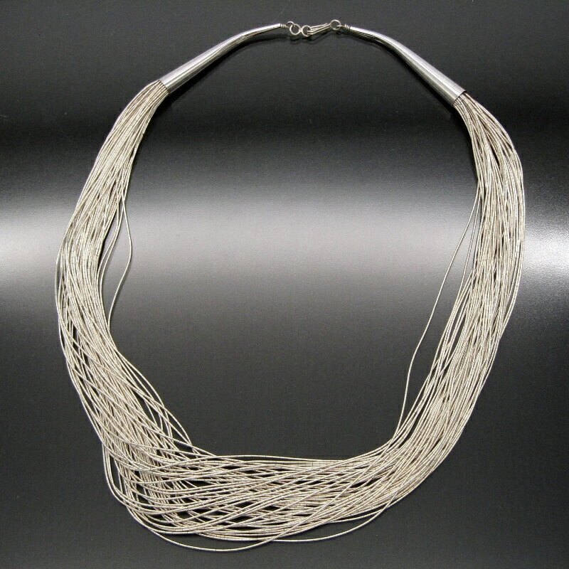 商品詳細 ブランド名 Navajo 色/素材 スターリングシルバー SIZE 全長：約 51cm幅：約 3.5〜10.5mm重さ：約 46g(留め具を含めた全長での計測値です。)※インディアンジュエリーにはハンドメイド特有のゆがみ・ずれや傷等がある為、表記サイズには多少の誤差がございます。 状態 A 中古美品：使用感が少なく状態の良い商品です。（細かなスレ少） 付属品 なし 商品説明Navajoのネックレス。シンプルで様々なスタイルに合わせやすいデザインです。上質なシルバーを堪能できる作品です。 商品番号 28013472 注意事項 ・掲載している商品画像は、すべて実際に当店で撮影した現品画像です。 ・お問い合わせ欄からのお値引きや値下げ交渉は承っておりません。 ・モニター等の環境違いにより、実物と多少色味が異なることがございますのでご了承くださいませ。 ・当店ではすべての商品を同一基準で検品しております。同一モデル・サイズ・カラーであっても、個体差により風合いや状態が異なる場合がございます。 商品在庫について ・他のショッピングモールや店頭販売など、様々な形式で販売しておりますのでお早めにご検討くださいませ。 在庫管理は随時行っておりますが、売れ違いにより品切れになってしまう場合がある事を予めご了承下さいませ。 ・当店はリユースストアでございます為、入荷予定や再入荷につきましては明確な回答が出来かねます。